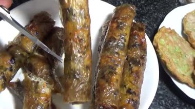 Asya jambonu kesmek için bıçak kullan. Jambonu tabağa koy. Jambonun etrafında döndüğü sahne