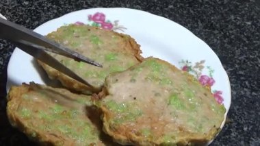 Asya jambonu kesmek için bıçak kullan. Jambonu tabağa koy. Jambonun etrafında döndüğü sahne