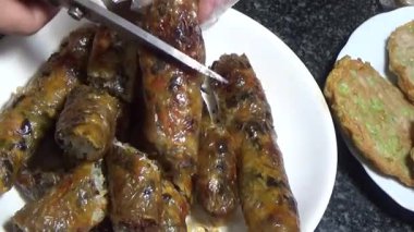 Asya jambonu kesmek için bıçak kullan. Jambonu tabağa koy. Jambonun etrafında döndüğü sahne