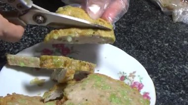 Asya jambonu kesmek için bıçak kullan. Jambonu tabağa koy. Jambonun etrafında döndüğü sahne