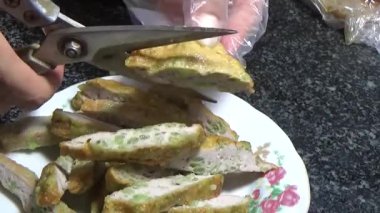 Asya jambonu kesmek için bıçak kullan. Jambonu tabağa koy. Jambonun etrafında döndüğü sahne