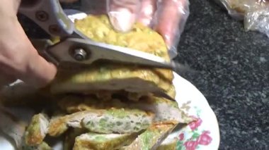 Asya jambonu kesmek için bıçak kullan. Jambonu tabağa koy. Jambonun etrafında döndüğü sahne