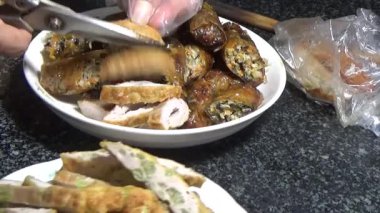 Asya jambonu kesmek için bıçak kullan. Jambonu tabağa koy. Jambonun etrafında döndüğü sahne