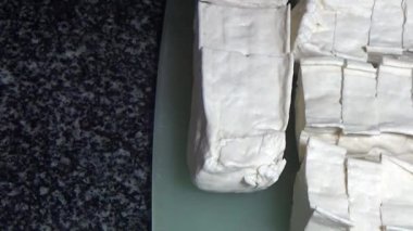 Tofuyu kes ve kızart.