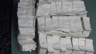 Tofuyu kes ve kızart.