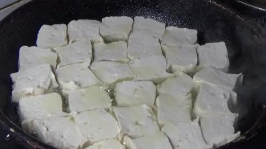 Tofuyu kes ve kızart.