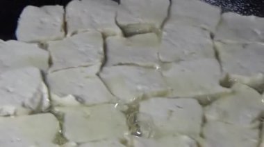 Tofuyu kes ve kızart.