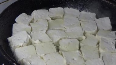 Tofuyu kes ve kızart.