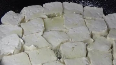 Tofuyu kes ve kızart.