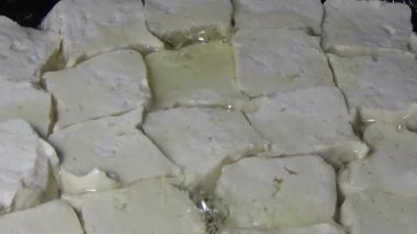 Tofuyu kes ve kızart.