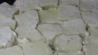 Tofuyu kes ve kızart.