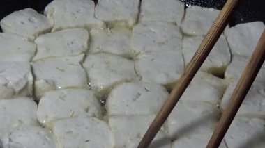 Tofuyu kes ve kızart.