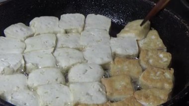 Tofuyu kes ve kızart.
