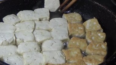 Tofuyu kes ve kızart.