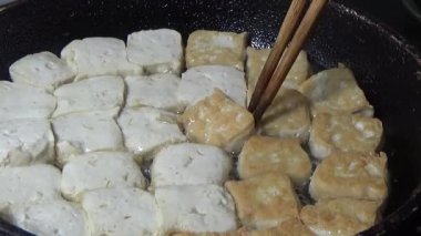 Tofuyu kes ve kızart.