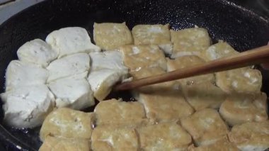 Tofuyu kes ve kızart.