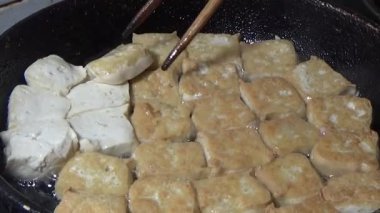 Tofuyu kes ve kızart.