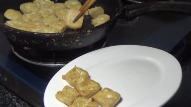 Tofuyu kes ve kızart.