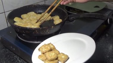 Tofuyu kes ve kızart.