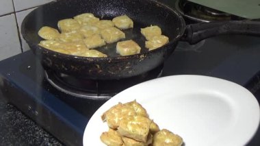 Tofuyu kes ve kızart.