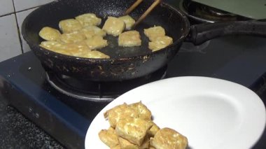 Tofuyu kes ve kızart.