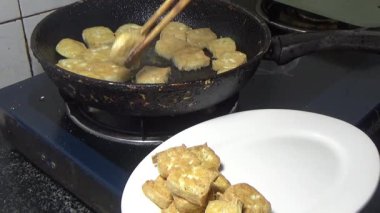 Tofuyu kes ve kızart.