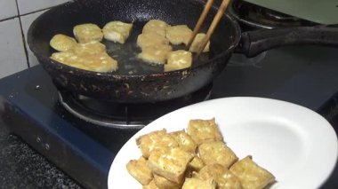 Tofuyu kes ve kızart.