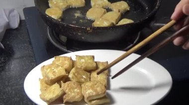 Tofuyu kes ve kızart.