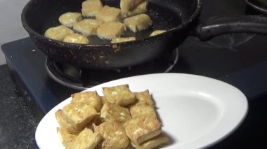 Tofuyu kes ve kızart.