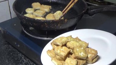 Tofuyu kes ve kızart.