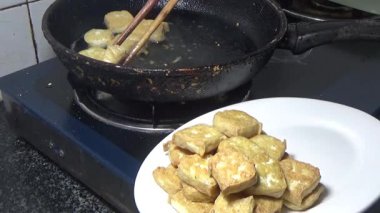 Tofuyu kes ve kızart.