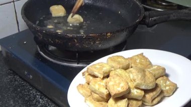 Tofuyu kes ve kızart.