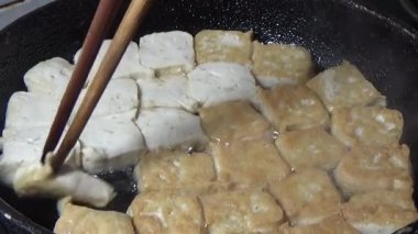 Tofuyu kes ve kızart.