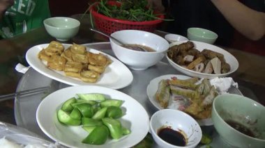 Asyalı aile yemek yiyor.