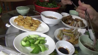 Asyalı aile yemek yiyor.