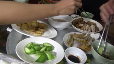 Asyalı aile yemek yiyor.