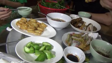 Asyalı aile yemek yiyor.