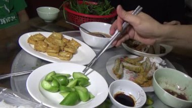 Asyalı aile yemek yiyor.