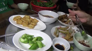 Asyalı aile yemek yiyor.