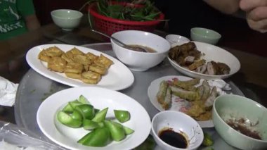 Asyalı aile yemek yiyor.