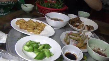 Asyalı aile yemek yiyor.