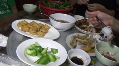 Asyalı aile yemek yiyor.