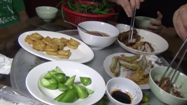 Asyalı aile yemek yiyor.