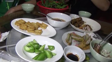 Asyalı aile yemek yiyor.