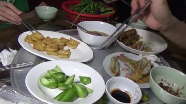 Asyalı aile yemek yiyor.