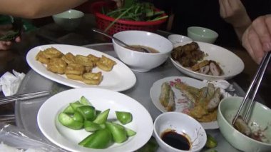 Asyalı aile yemek yiyor.