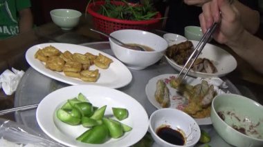 Asyalı aile yemek yiyor.