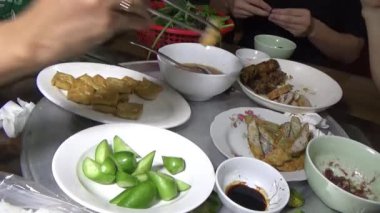 Asyalı aile yemek yiyor.