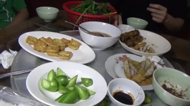 Asyalı aile yemek yiyor.