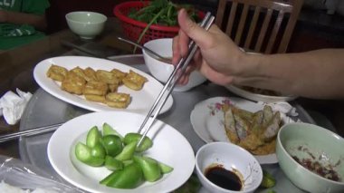 Asyalı aile yemek yiyor.